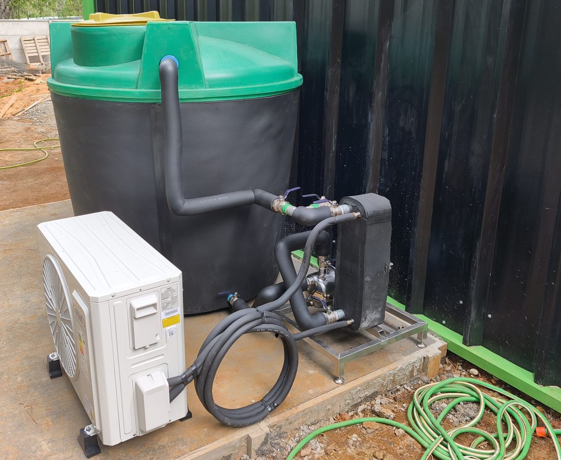 Sistema de frío compacto armado por RZIS: estanque aislado, unidad condensadora, bomba e intercambiador de placas sobre una base de acero inoxidable