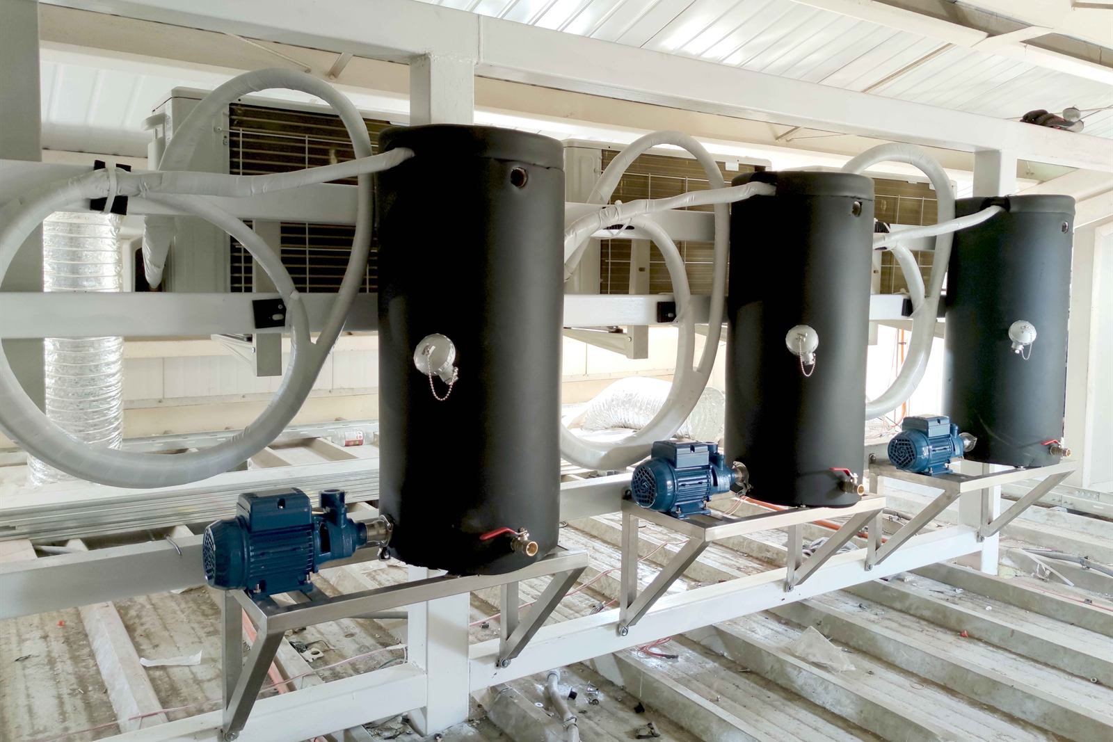 Estanques de agua y bombas de recirculación del SucF instalados en planta