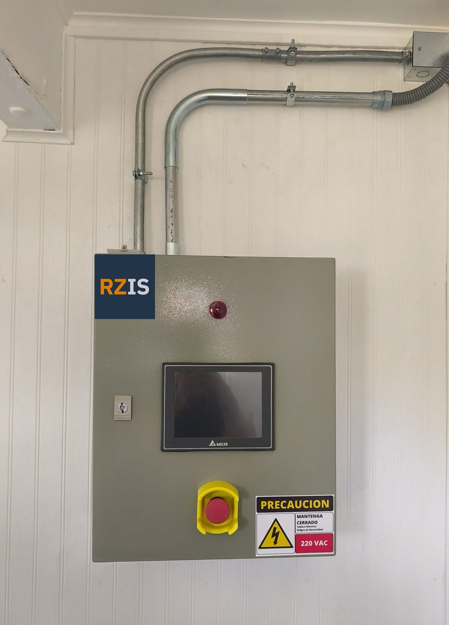 Tablero de control RZIS montado en muro, con pantalla HMI, piloto y parada de emergencia