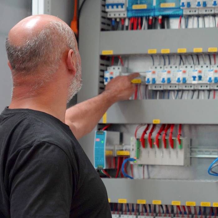 Revisión de un tablero eléctrico en planta