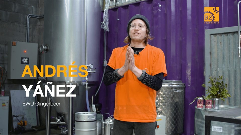 Andrés Yáñez, de Ewu Ginger Beer, en su planta